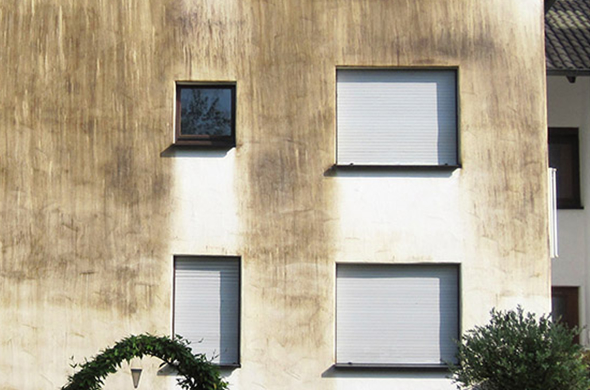 Optischer Anblick einer Außenfassade vor der Fassadenreinigung.