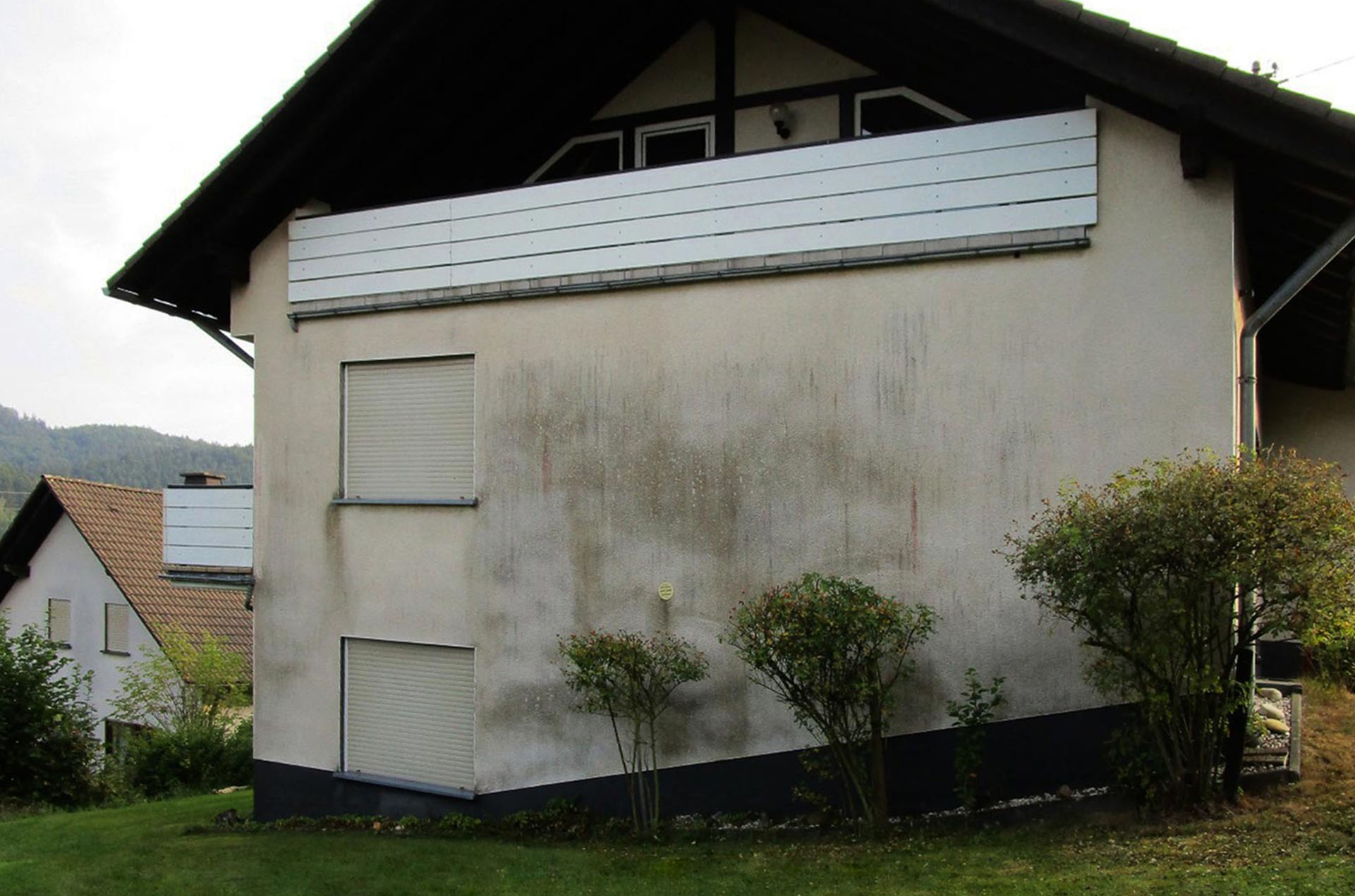 Außenfassade eines Gebäudes vor der Fassadenreinigung.