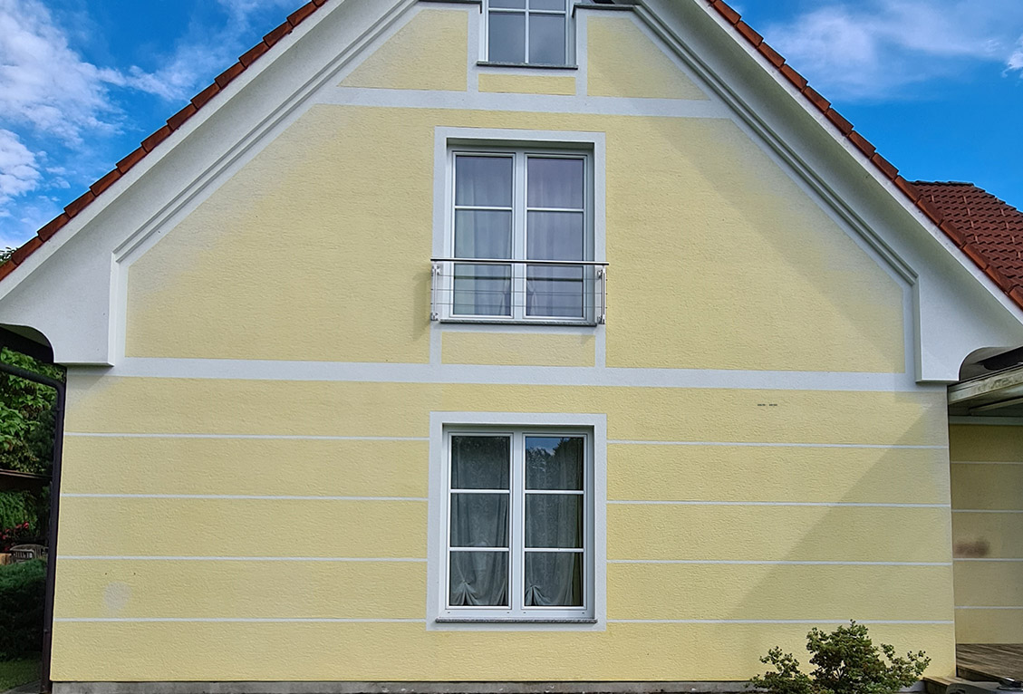Saubere Hausfassade nach der Fassadenreinigung vom Profi Fassaden Expert.
