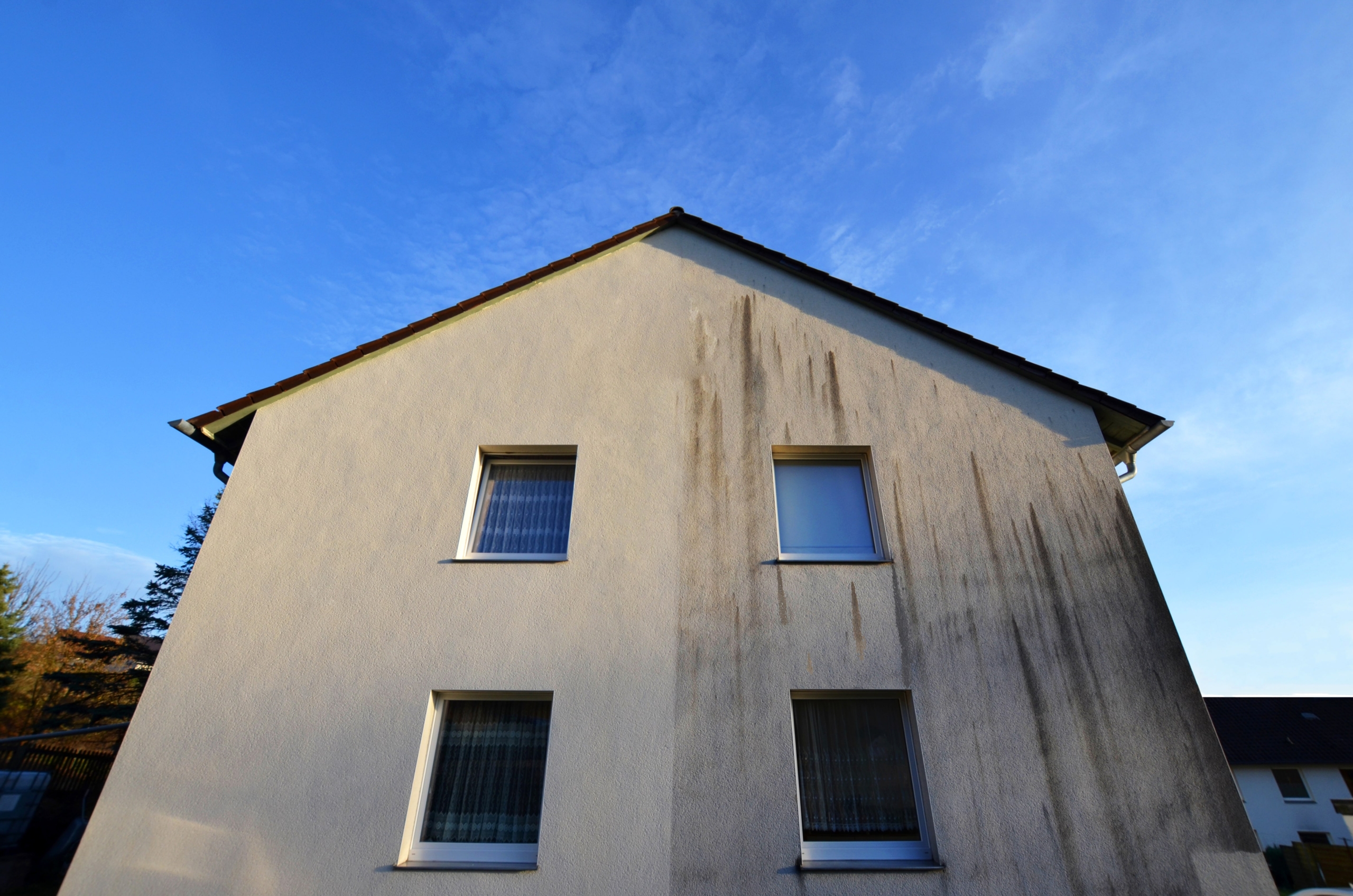 Bild neu-min Fassadencheck: Großflächiger Vergleich einer Hausfassade, wie diese vor und nach der Reinigung durch Fassaden Expert aussieht.