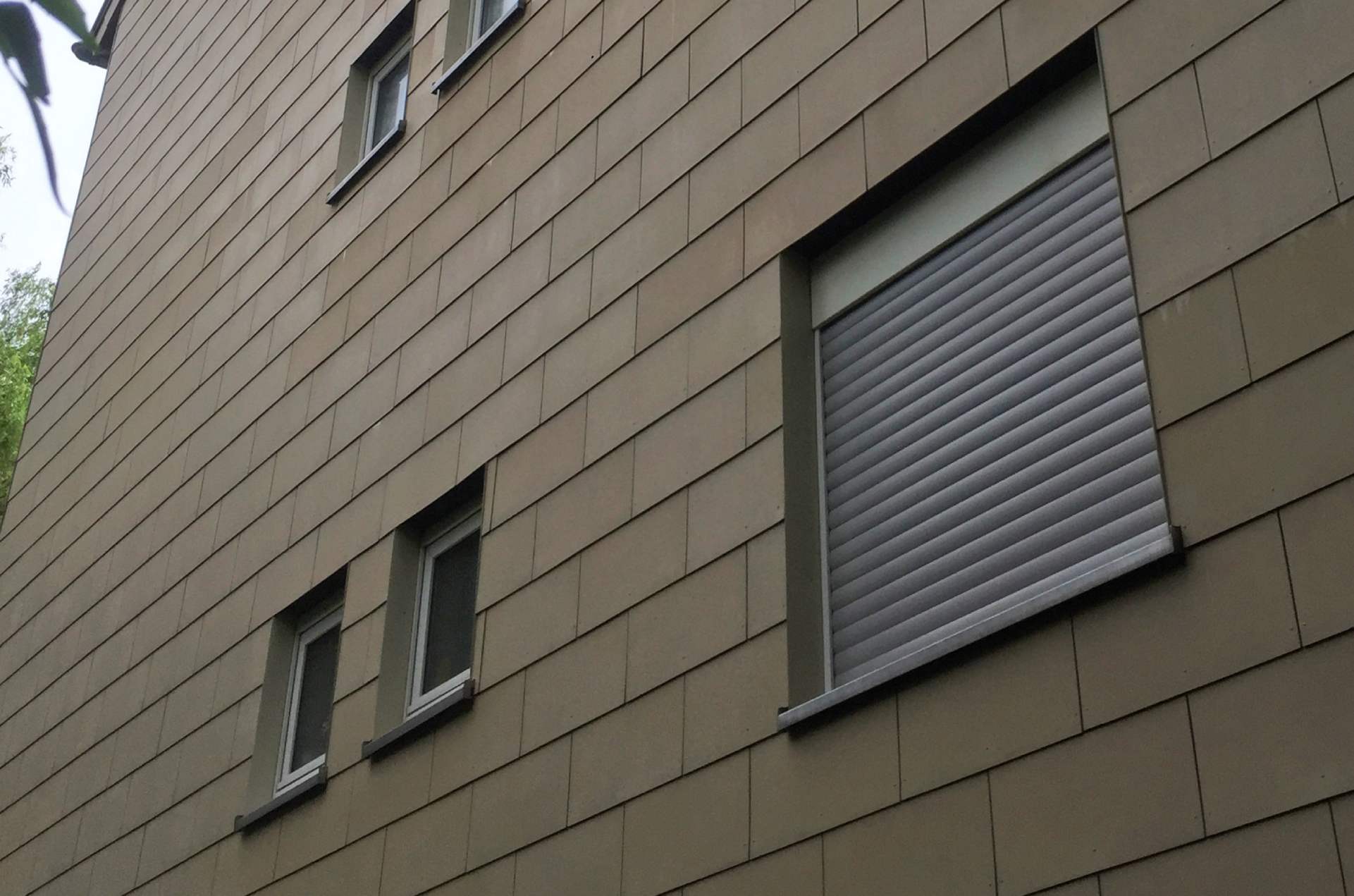 Saubere gereinigte Hausfassade nach der Bearbeitung von Fassaden Expert.