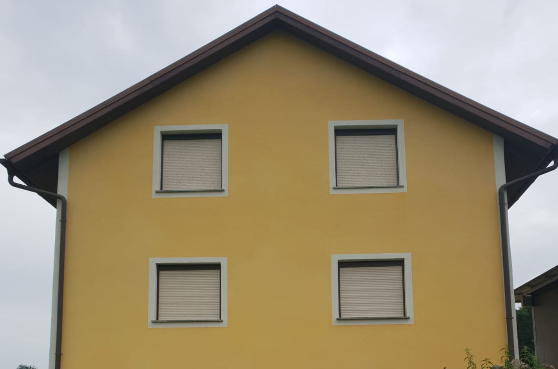 Saubere Hausfassade nach der Reinigung durch Fassaden Expert.